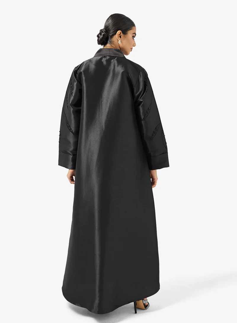 هيا كلوزيت عباية مفتوحة مطرزة ومزينة بياقة واسعة